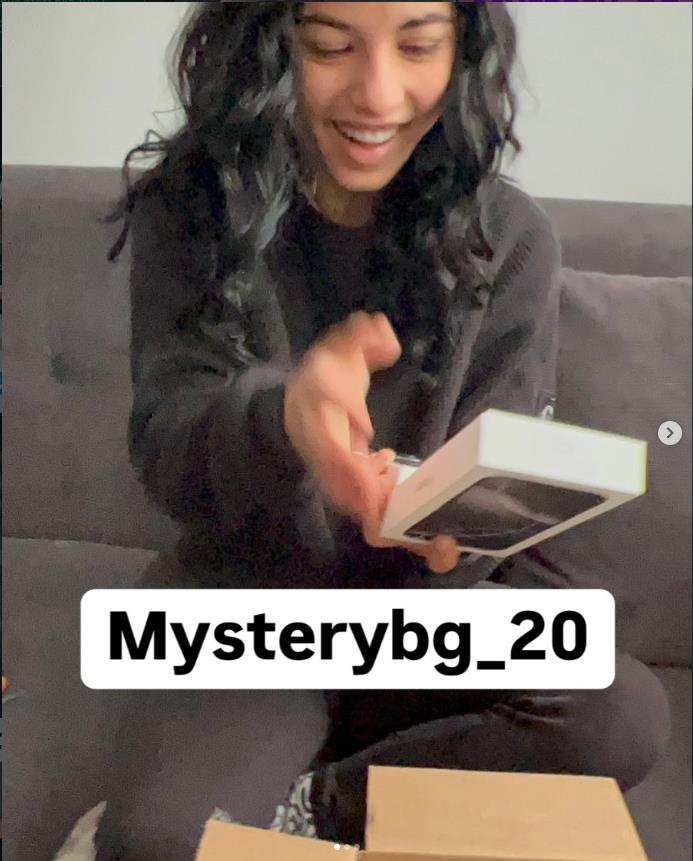 Юлия, която разопакова Mystery Box